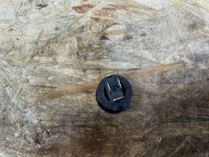 Кнопка открывания багажника