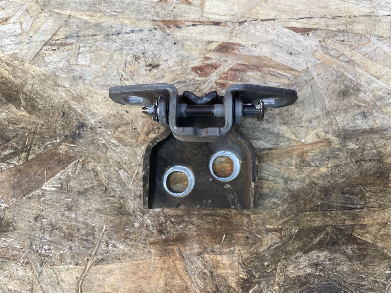 Петля двери