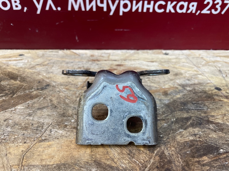 Петля двери