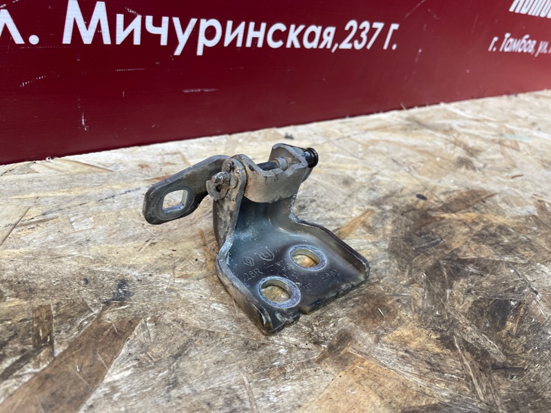 Петля двери