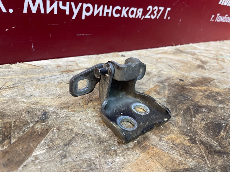 Петля двери