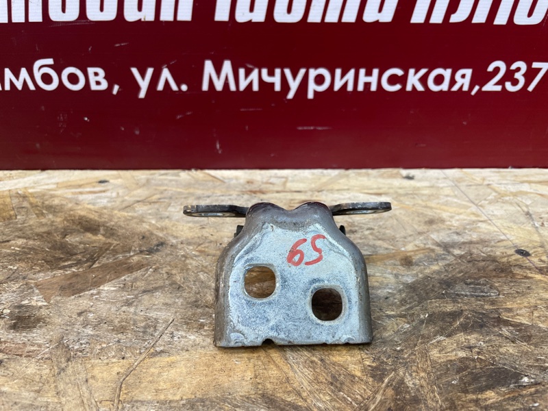 Петля двери