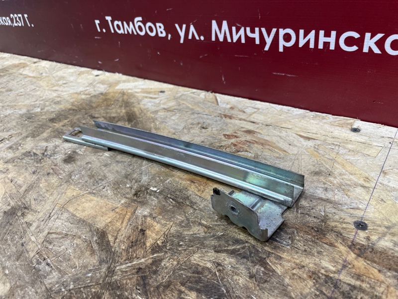 Направляющая стекла     двери