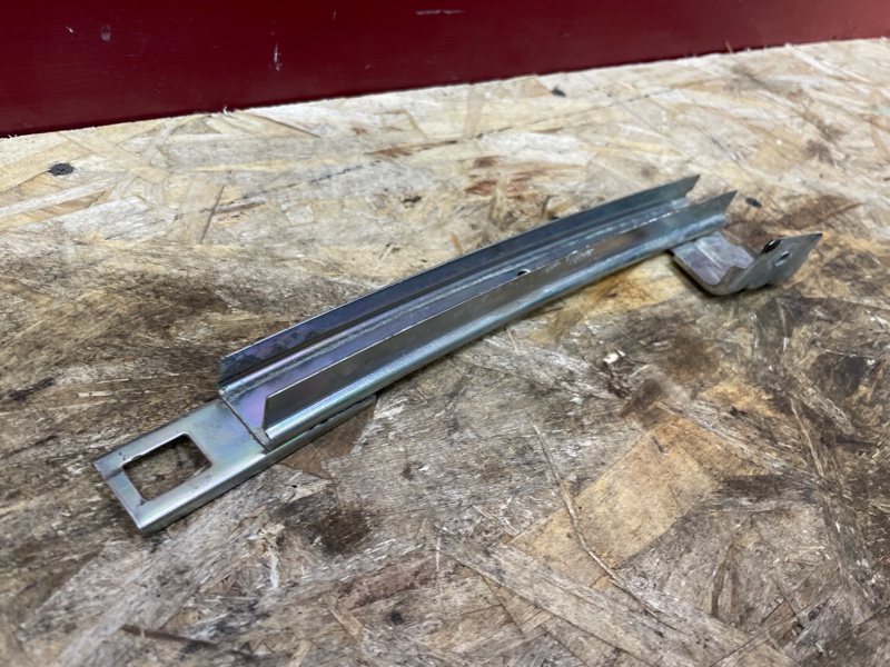 Направляющая стекла     двери