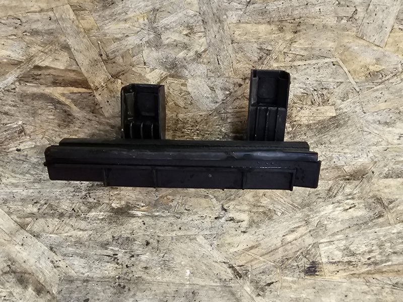 Направляющая стекла     двери