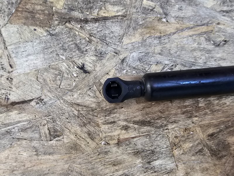 Амортизатор багажника