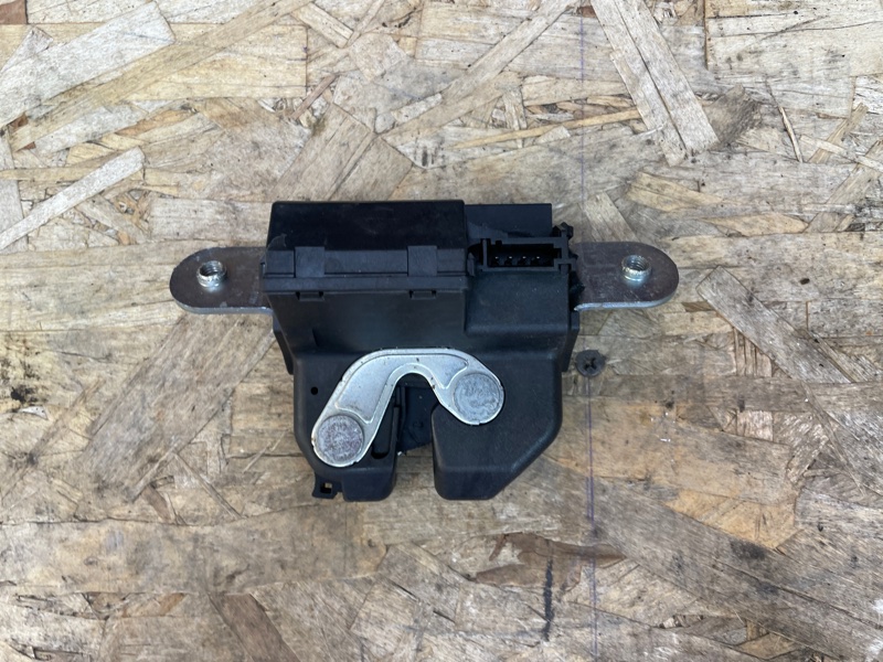 Замок крышки багажника