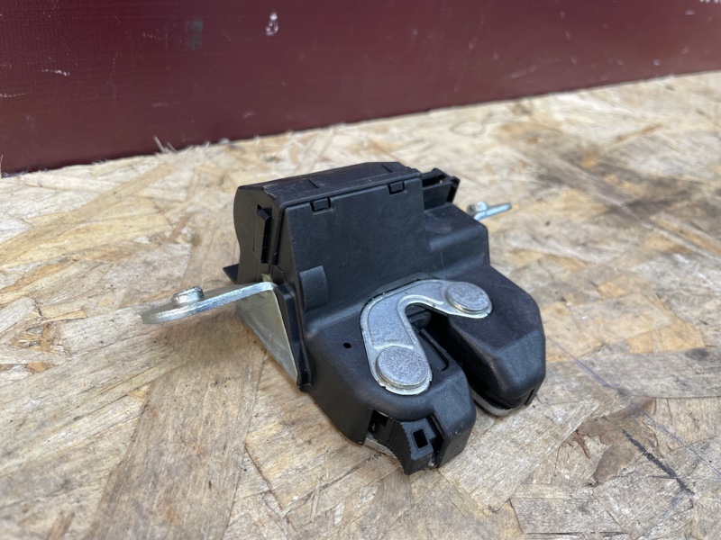 Замок крышки багажника