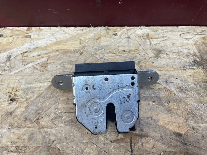 Замок крышки багажника