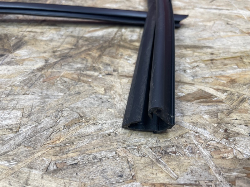 Уплотнитель стекла      двери