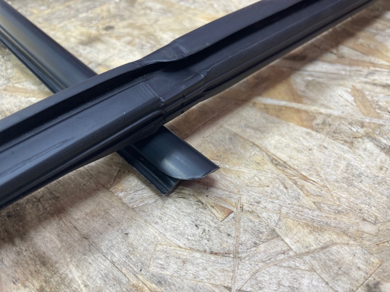 Уплотнитель стекла      двери