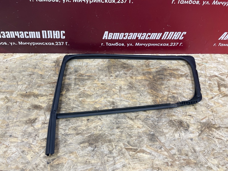 Уплотнитель стекла      двери