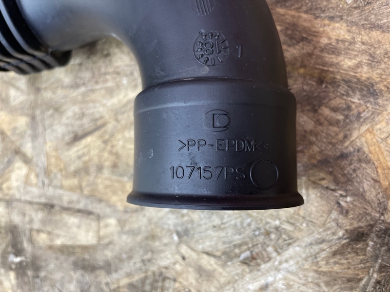 Патрубок воздушного фильтра