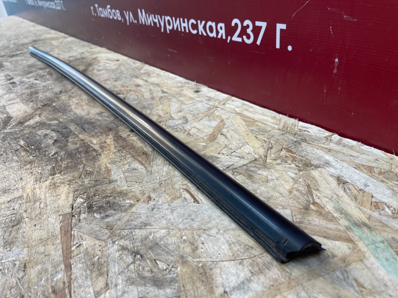 Уплотнитель стекла      двери