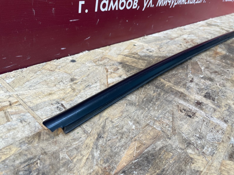 Уплотнитель стекла      двери