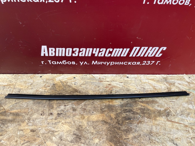 Уплотнитель стекла      двери