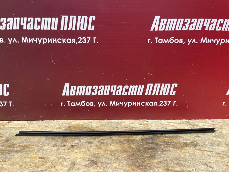 Уплотнитель стекла      двери