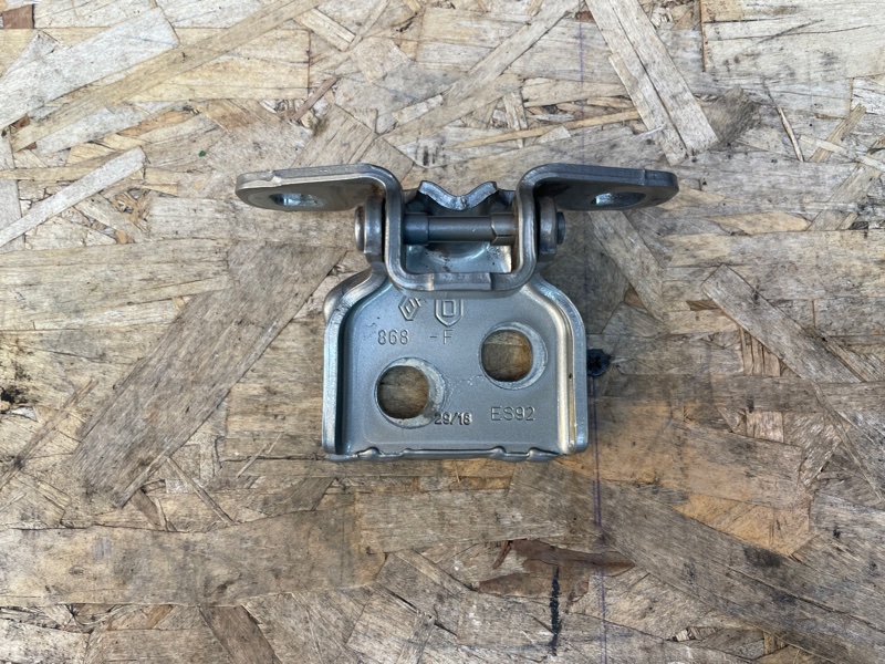 Петля двери