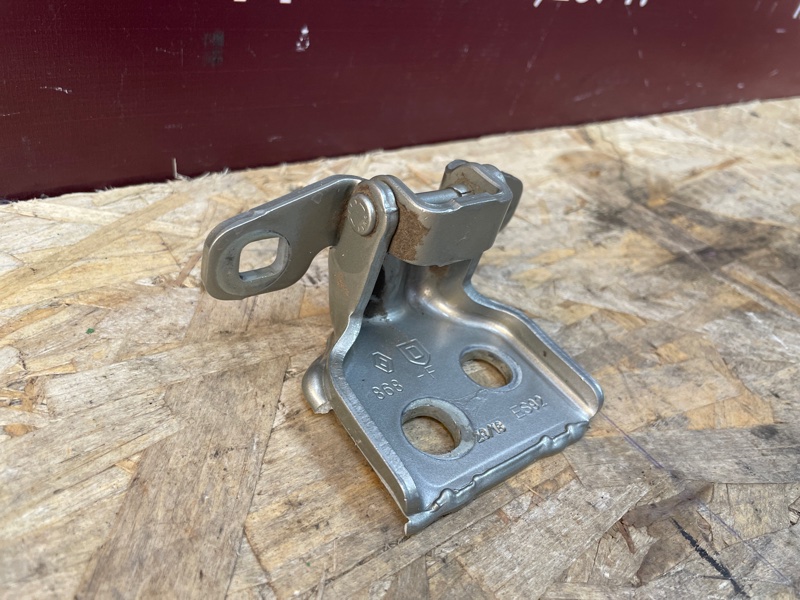 Петля двери