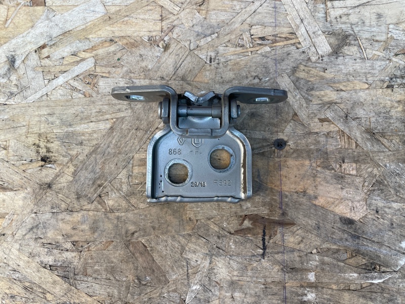 Петля двери