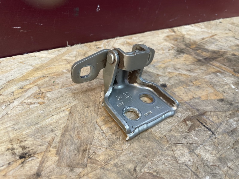 Петля двери