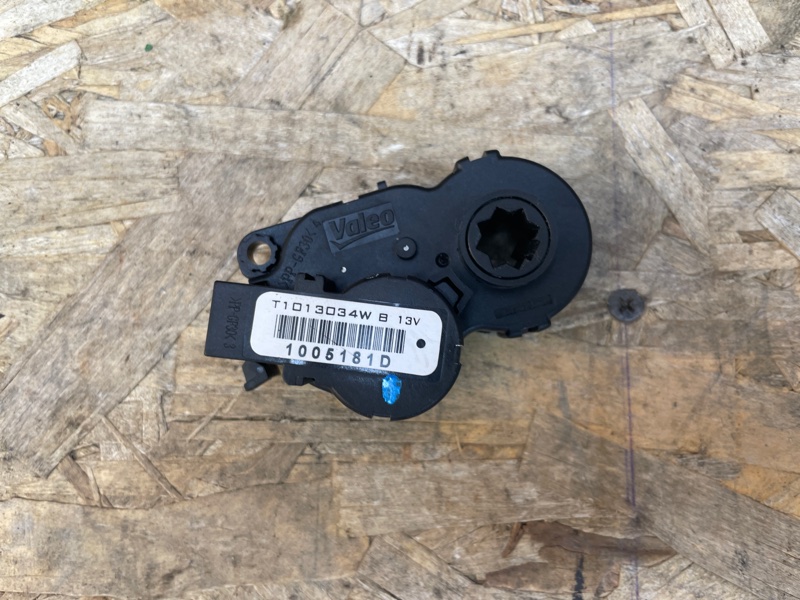 Сервопривод заслонки печки