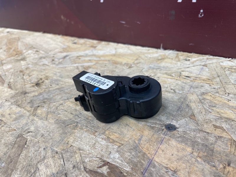 Сервопривод заслонки печки