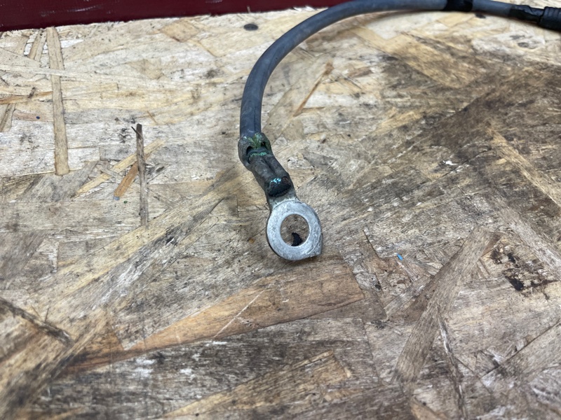 Клемма аккумулятора (минусовая)