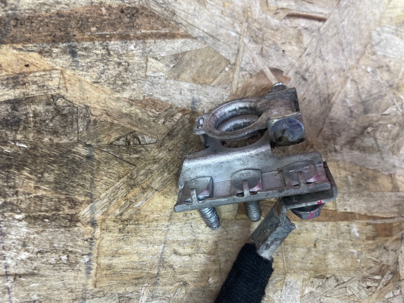 Клемма аккумулятора (минусовая)