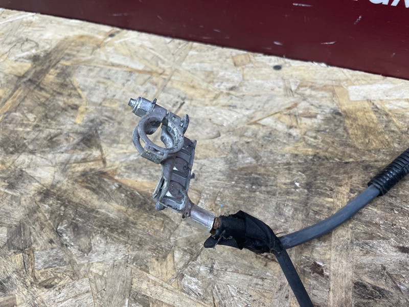 Клемма аккумулятора (минусовая)