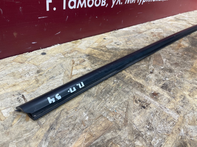 Уплотнитель стекла      двери