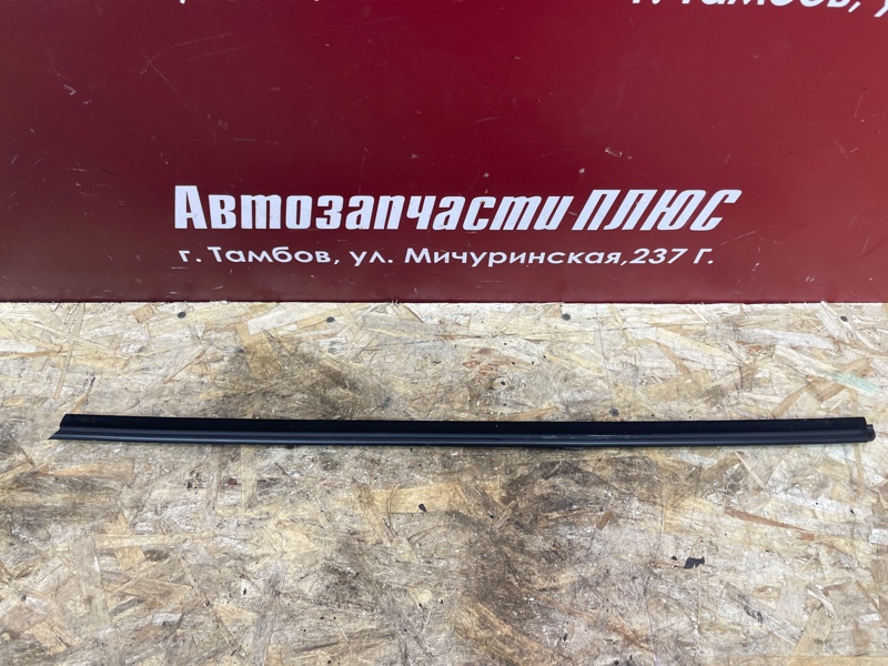 Уплотнитель стекла      двери