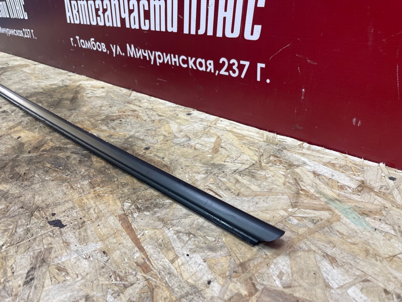 Уплотнитель стекла      двери