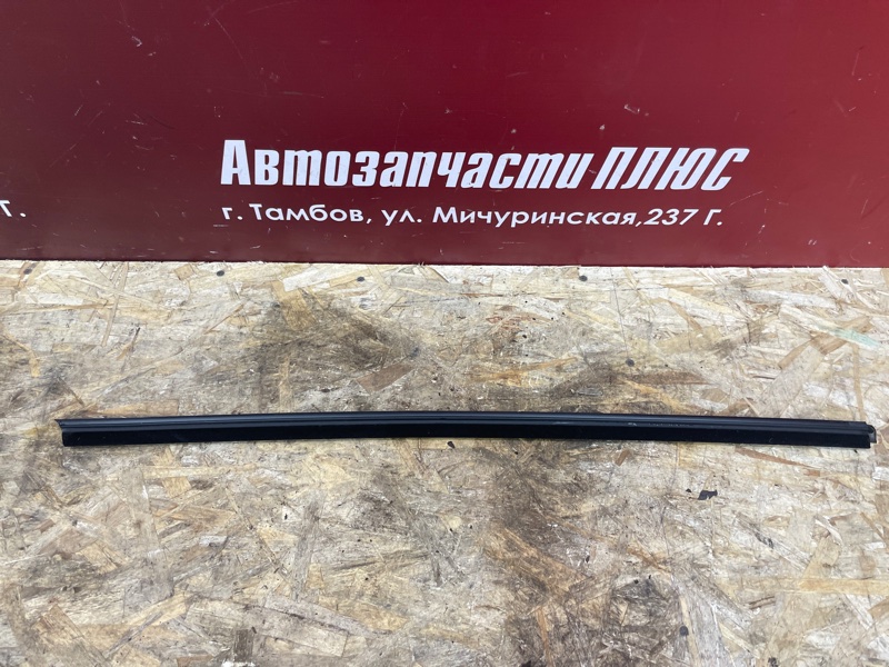 Уплотнитель стекла      двери