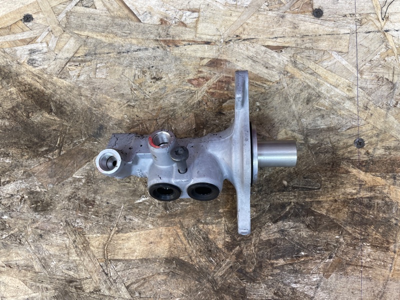 Главный тормозной цилиндр