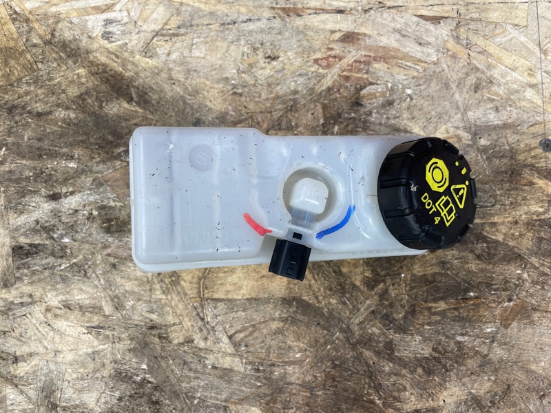 Бачок главного тормозного цилиндра