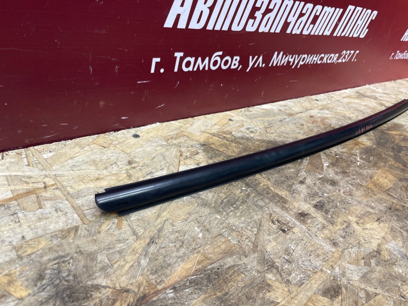 Уплотнитель стекла      двери