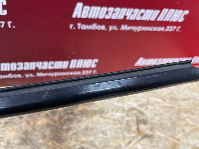 Уплотнитель стекла      двери