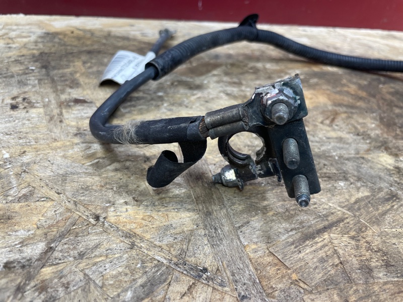 Клемма аккумулятора (минусовая)