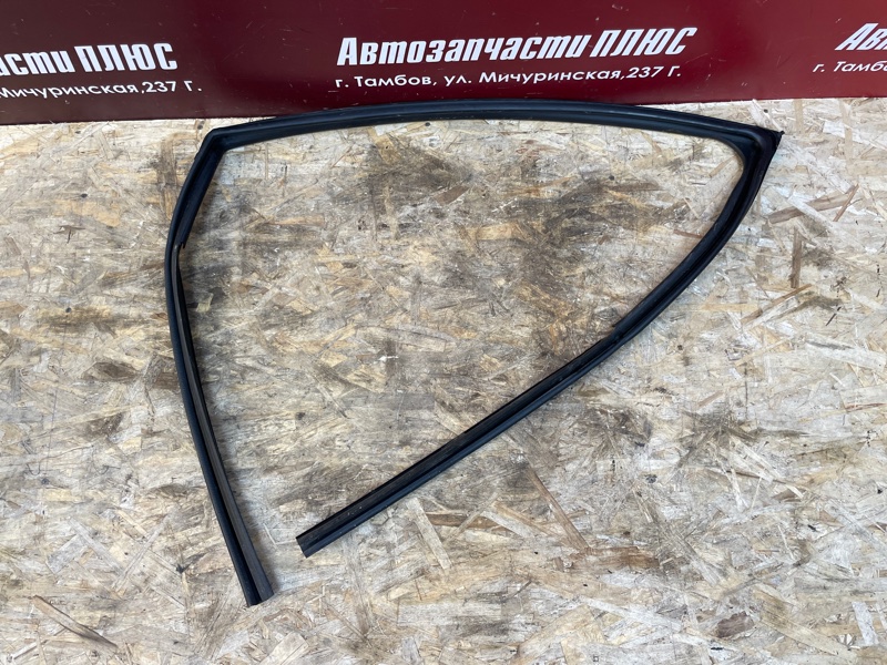 Уплотнитель стекла      двери