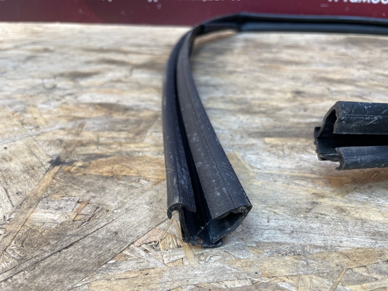 Уплотнитель стекла      двери