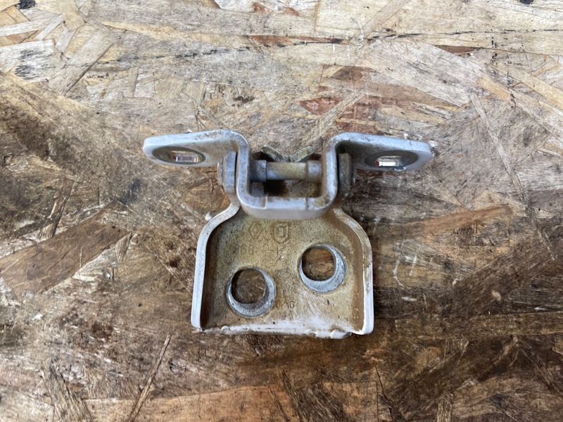 Петля двери