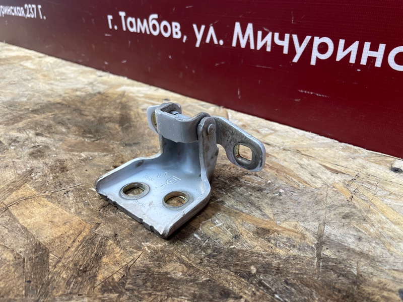 Петля двери