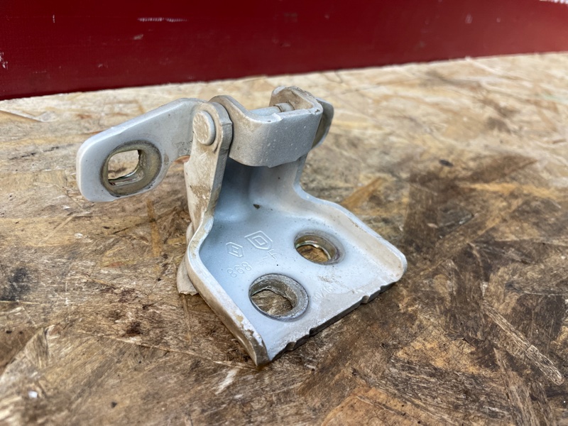 Петля двери