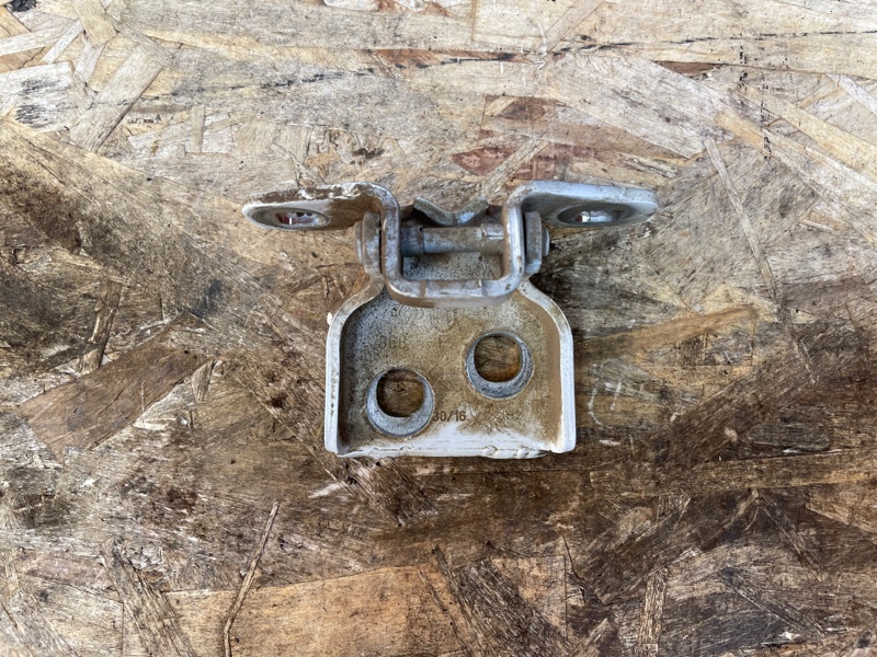 Петля двери