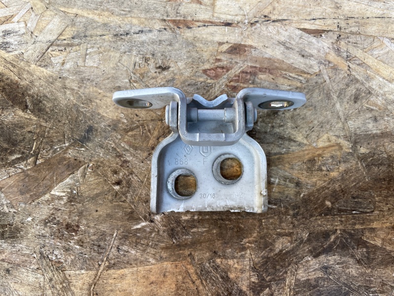 Петля двери