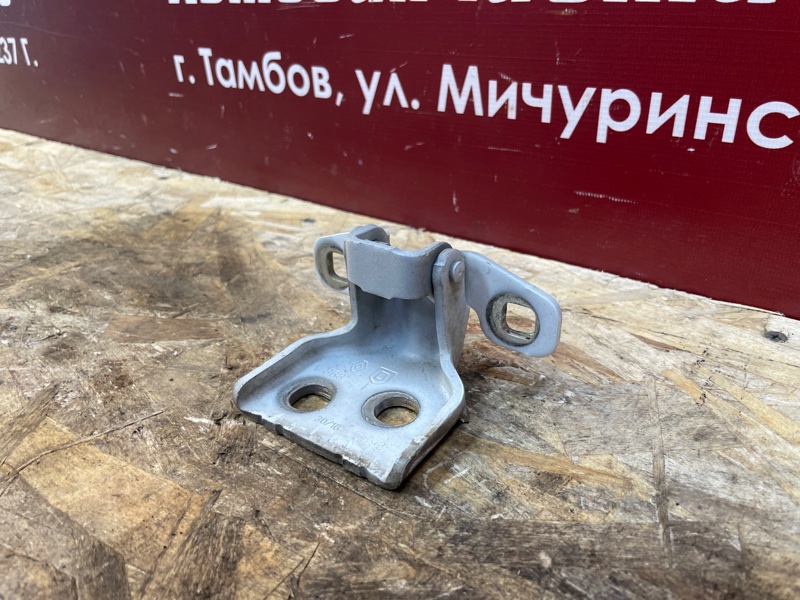 Петля двери