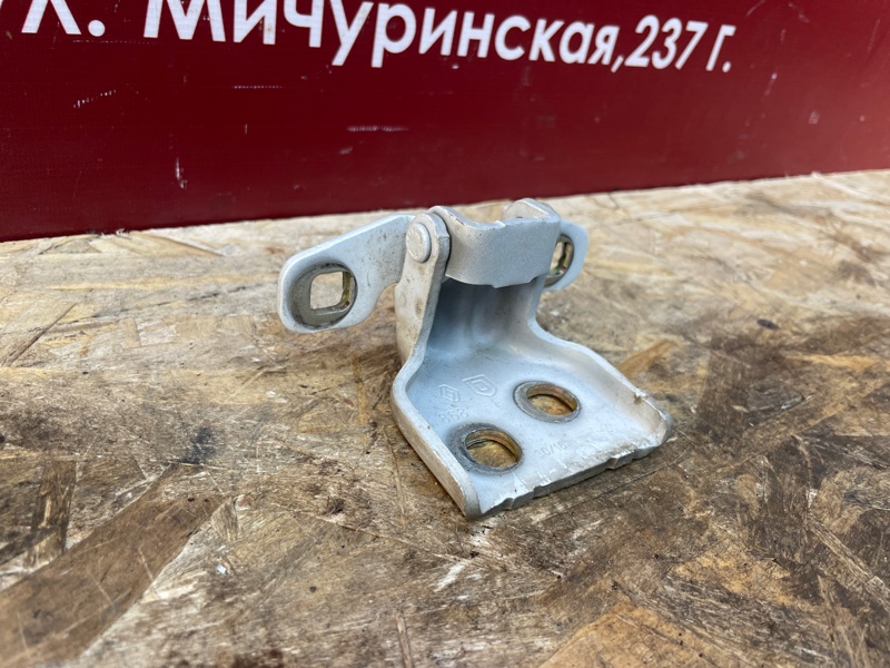 Петля двери