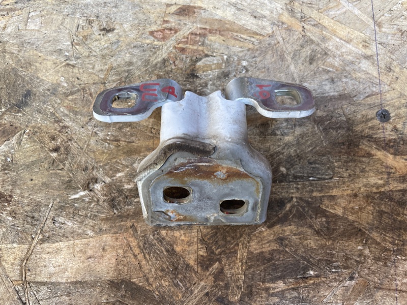 Петля двери