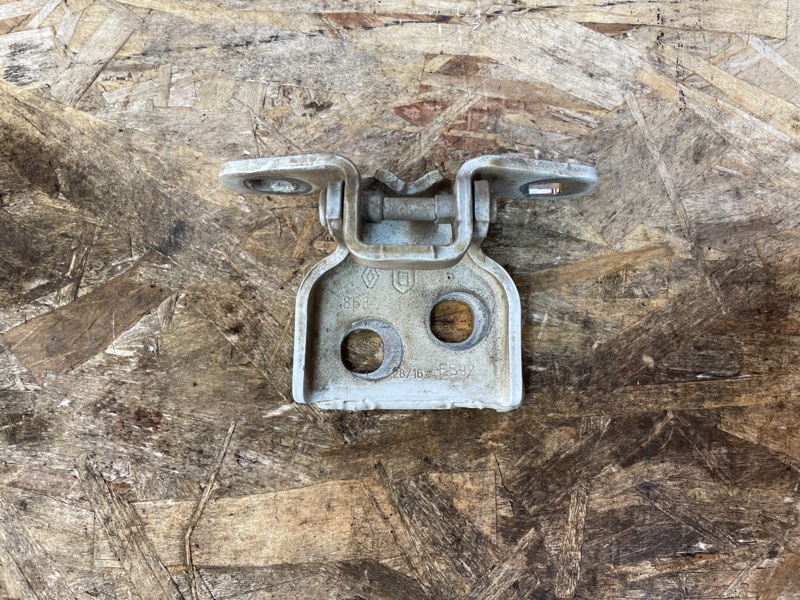 Петля двери